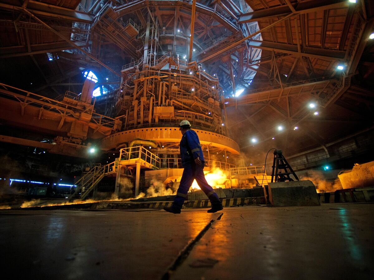 Выпуск чугуна в литейном дворе номер 6 Новолипецкого металлургического комбината (ПАО НЛМК)© РИА Новости / Константин Чалабов