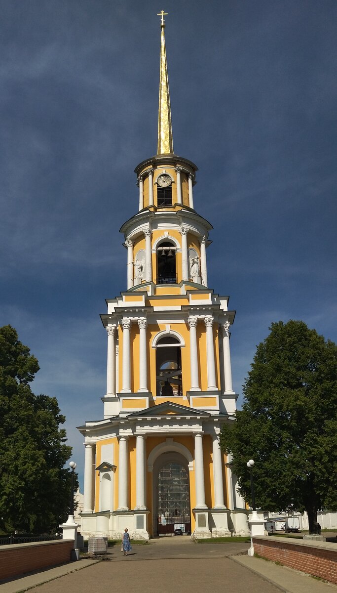 Колокольня, возведённая в середине XIX века, поражает воображение колоссальными размерами... 