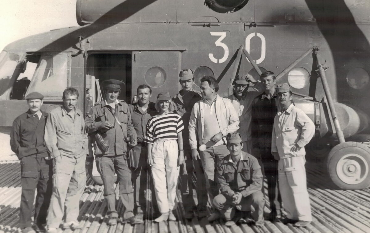 Девушка в окружении офицеров. Афганистан.