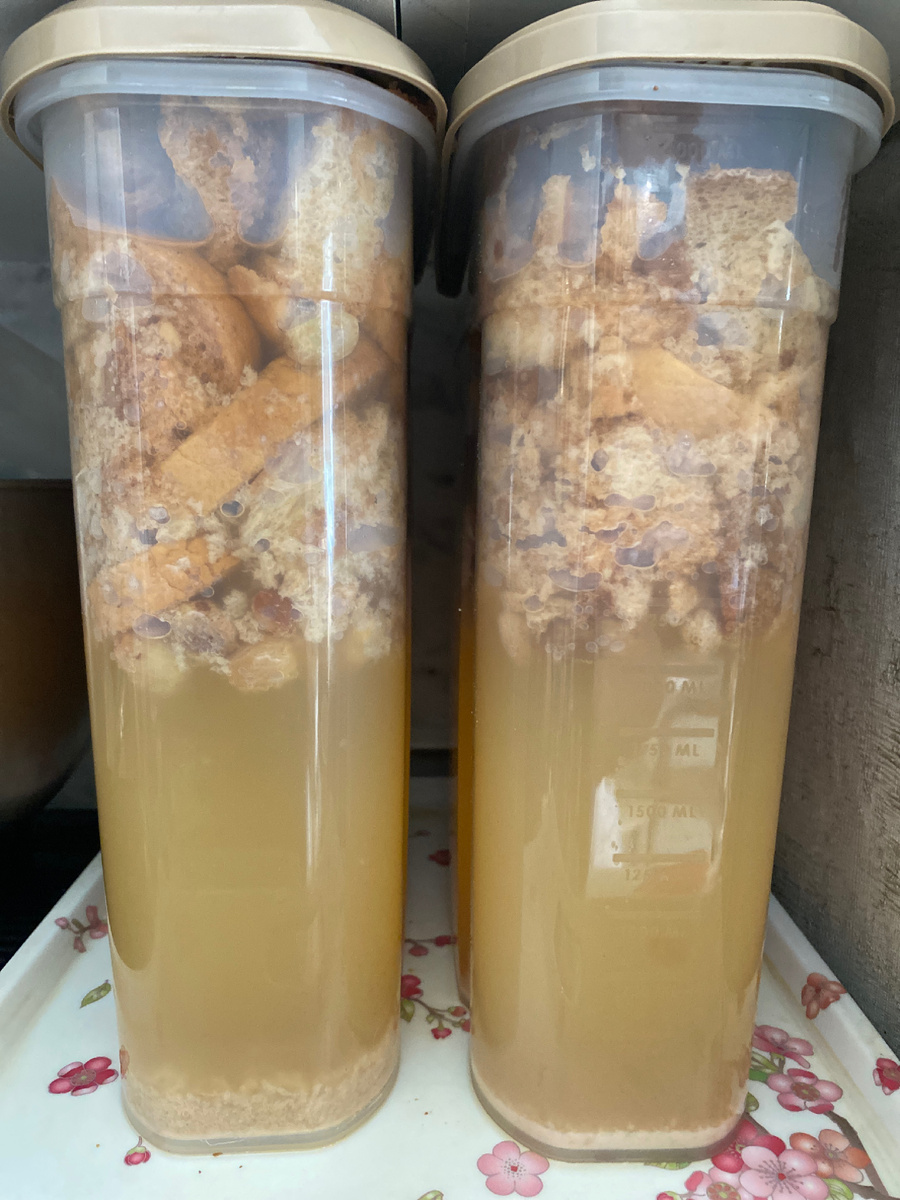 Так как процесс с квасом пошел бодро, купила в фикспрайсе контейнеры для круп - каждый на 4 литра. В них удобнее мне - и места занимают меньше, и марля не нужна. Фото автора