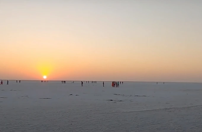 Закат на Соленом Ранне недалеко от Дхордо. Местность прозвана в народе белой пустыне. Морская вода проникает сезонно и после высыхания образует соляную корку.