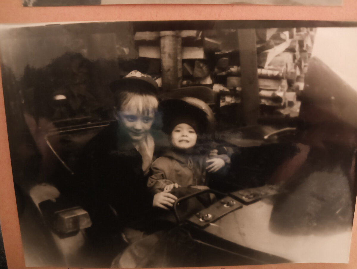 Это мы с братом в коляске отцовского Урала