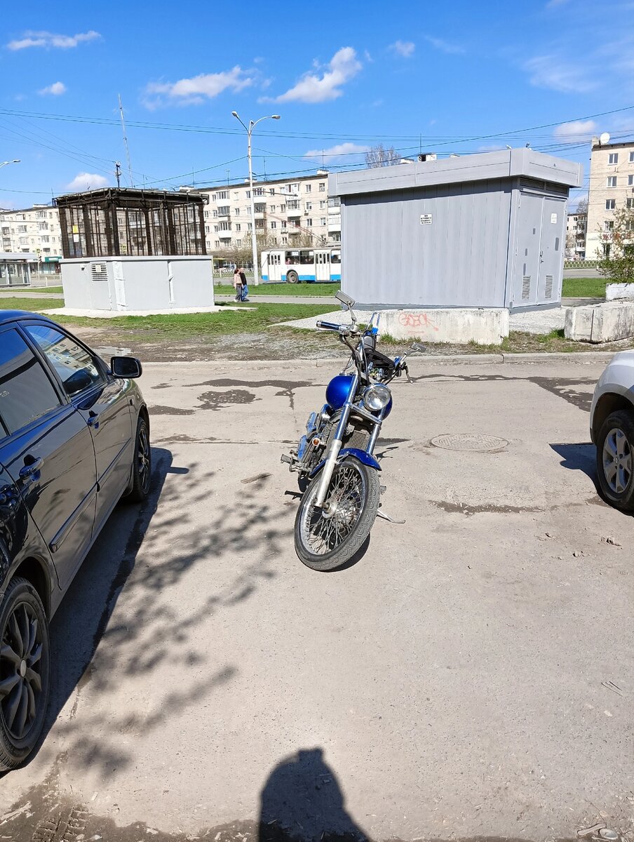 Теперь мотоцикл теряется на парковке за плотными рядами авто