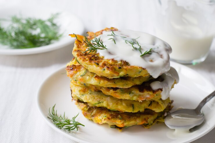 Кабачковые оладьи с морковкой и зеленью - отличный вариант для летнего ужина