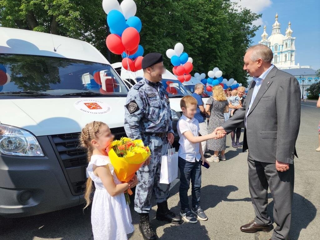 Губернатор Санкт-Петербурга вручил ключи от нового автомобиля многодетной  семье сотрудника ОМОН Росгвардии | Росгвардия Петербурга | Дзен