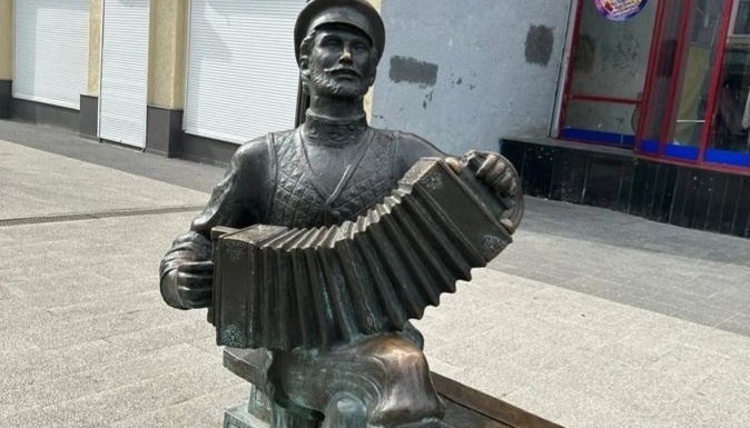Памятник саратовской гармошке