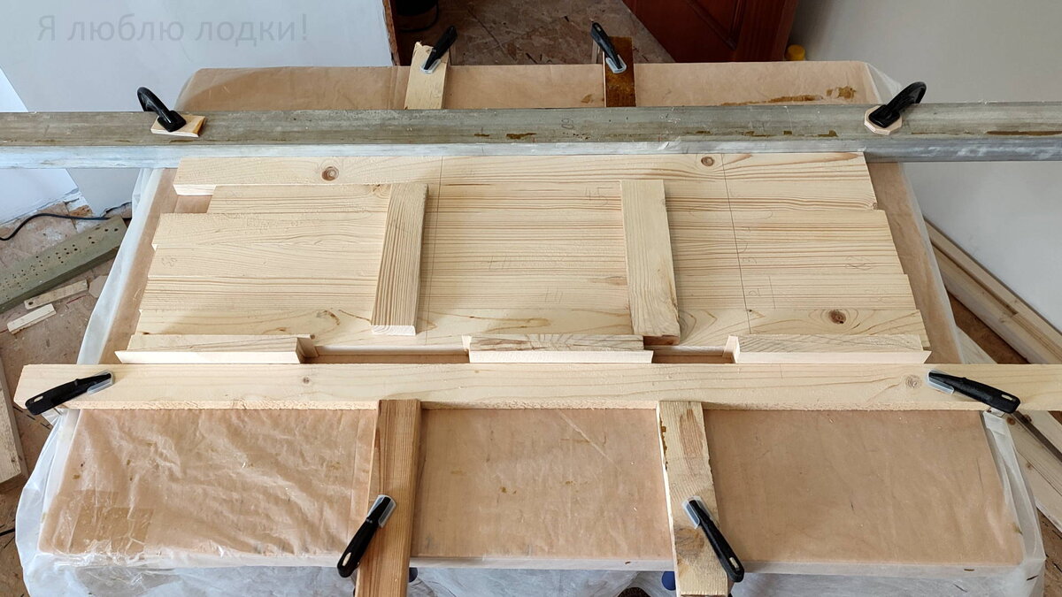 Разложил детали "на сухую". В центре фото два бруска оклеенных скотчем - на них будут укладываться ламели при грунтовании