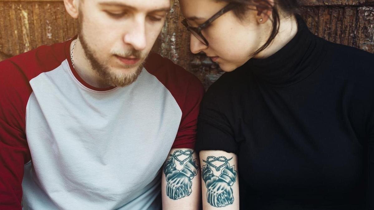    У пары одинаковые тату:Freepik