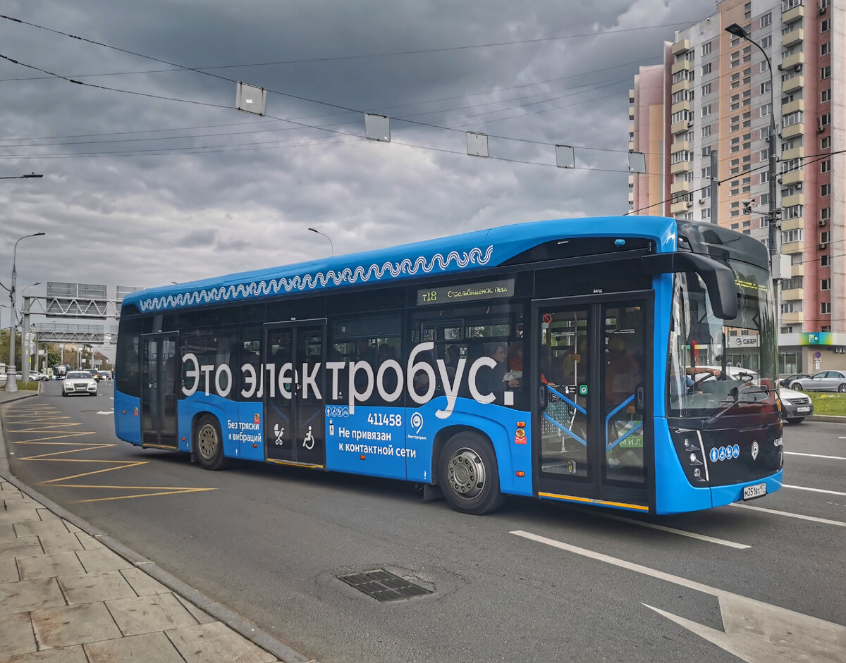 Электробус 411458 КамАЗ-6282 на маршруте № т18. Третье транспортное кольцо, улица Сущёвский Вал. Маршрут через какое-то время вернули в филиал "Северо-Восточный", на снимке на маршруте электробус филиала "Центральный".