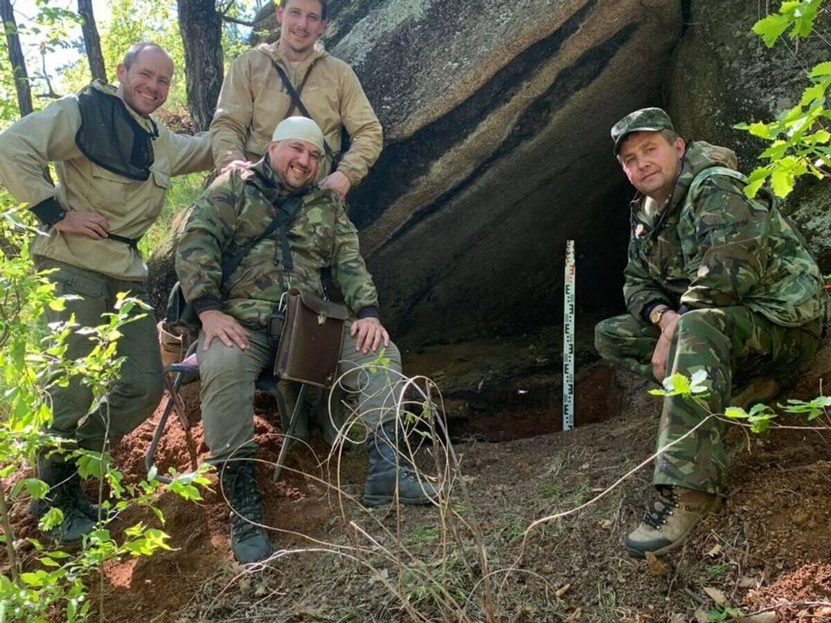    Археологи Центра по сохранению историко-культурного наследия Амурской области на месте обнаружения археологического памятника в Приамурье© Фото : amurcsn/Telegram