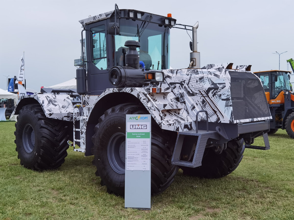 28 мая в рамках выставки Золотая Нива на стенде БТЗ-UMG был впервые представлен широкой публике новый шарнирно-сочлененный трактор ТА340.