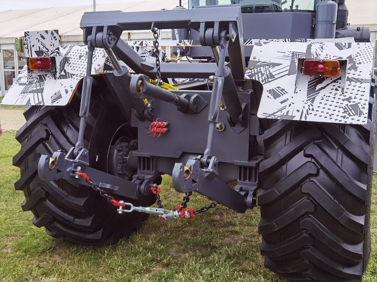 28 мая в рамках выставки Золотая Нива на стенде БТЗ-UMG был впервые представлен широкой публике новый шарнирно-сочлененный трактор ТА340.-2