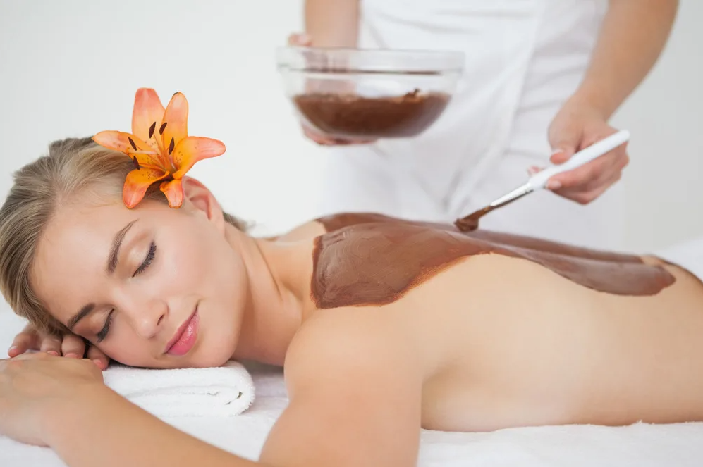 Обертывание активно используется в борьбе с целлюлитом, для коррекции фигуры и повышения упругости кожи. Процедура хорошо работает в комплексе с правильным питанием, массажем и регулярными физическими нагрузками.