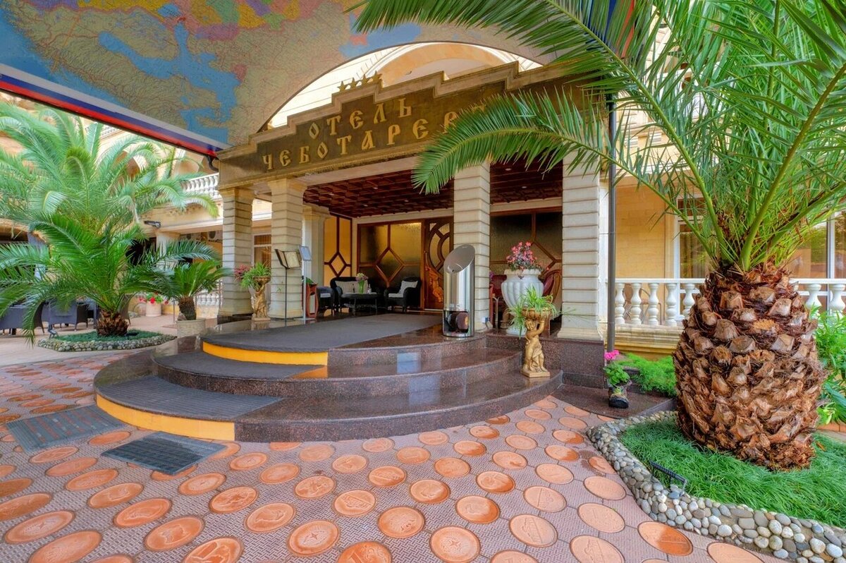 Территория отеля красиво оформлена и радует зеленью. Фото: Чеботарёвъ / Яндекс Путешествия