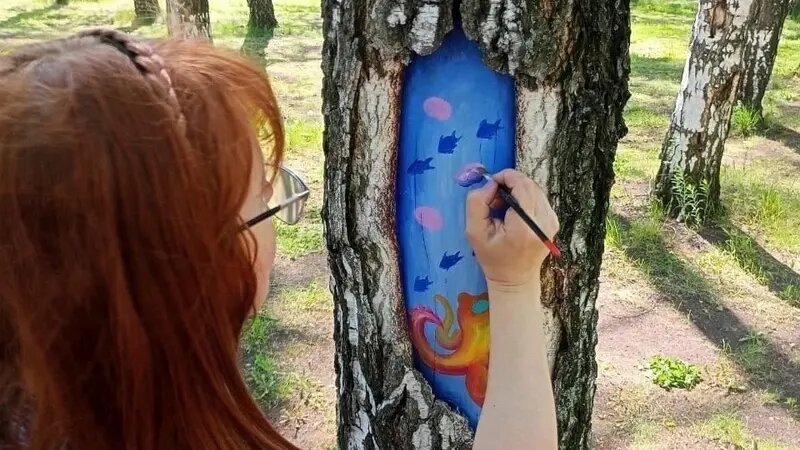    Семь новых дендрограффити появились на деревьях в парке «Семья» в Нижнекамске
