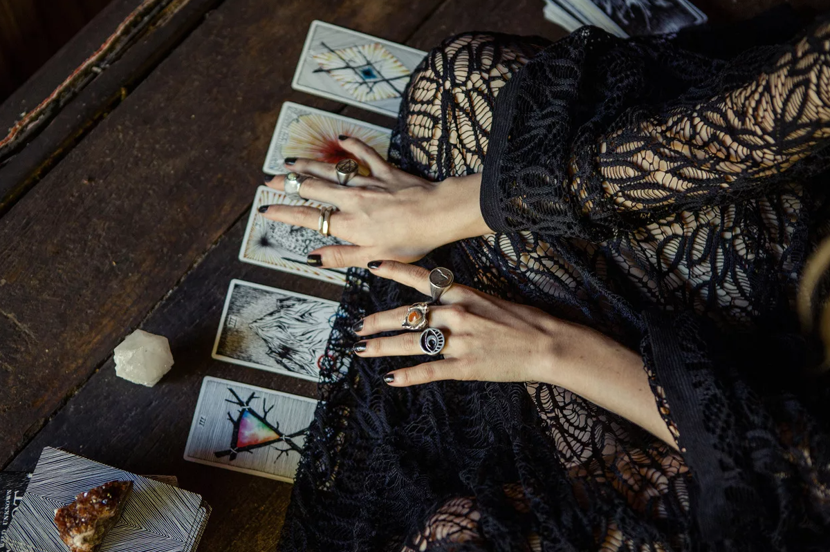 Гадание — всего лишь способ открыть то, что тебе уже известно.