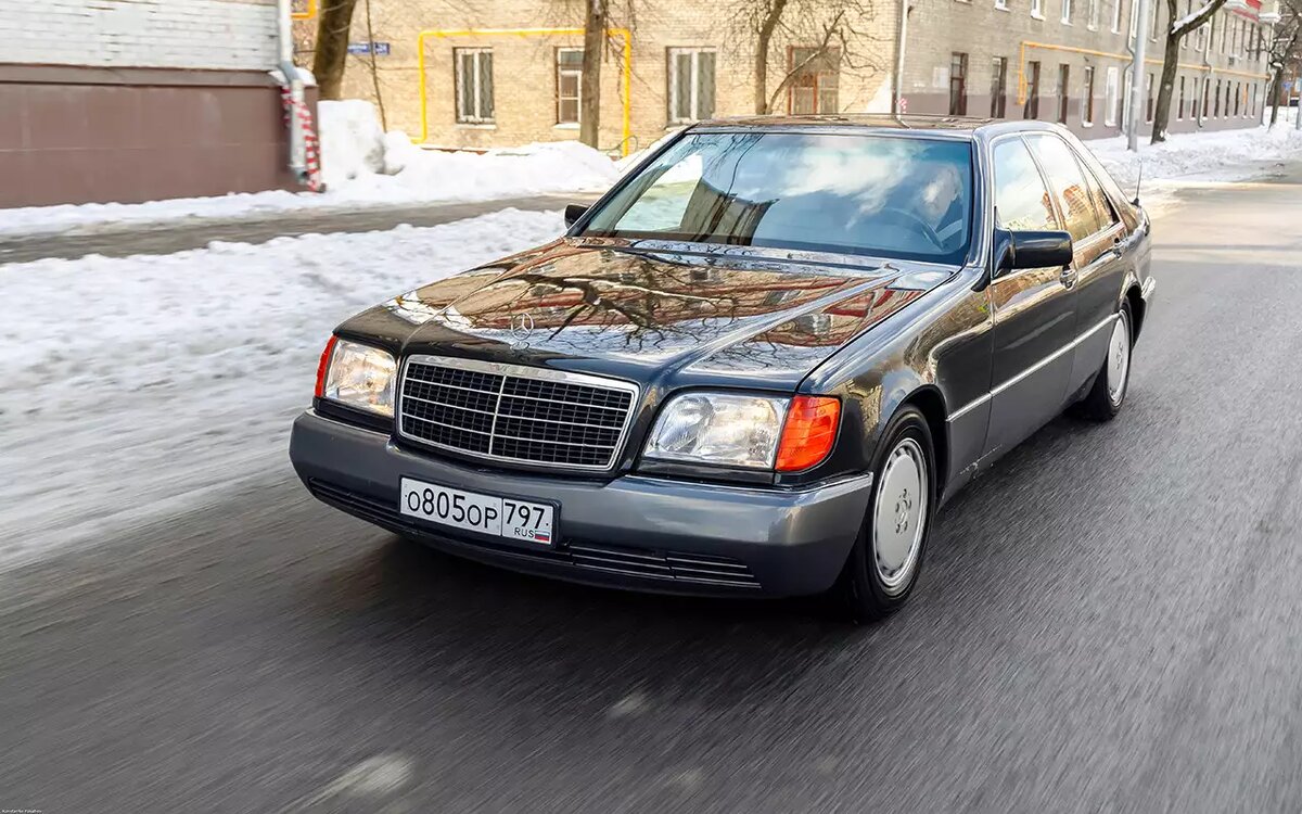    Mercedes-Benz легко опознать и по характерным ребристым фонарям. На дорестайлинговых Мерседесах W140 ставили указатели поворотов с оранжевыми стеклами.