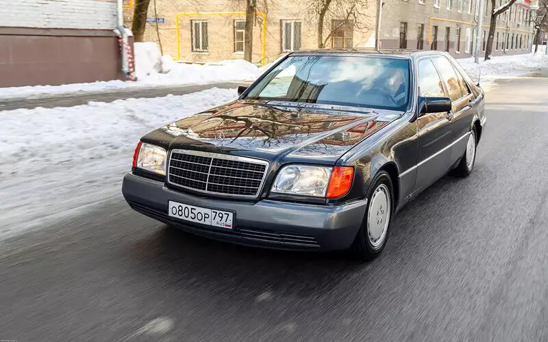    Mercedes-Benz легко опознать и по характерным ребристым фонарям. На дорестайлинговых Мерседесах W140 ставили указатели поворотов с оранжевыми стеклами.