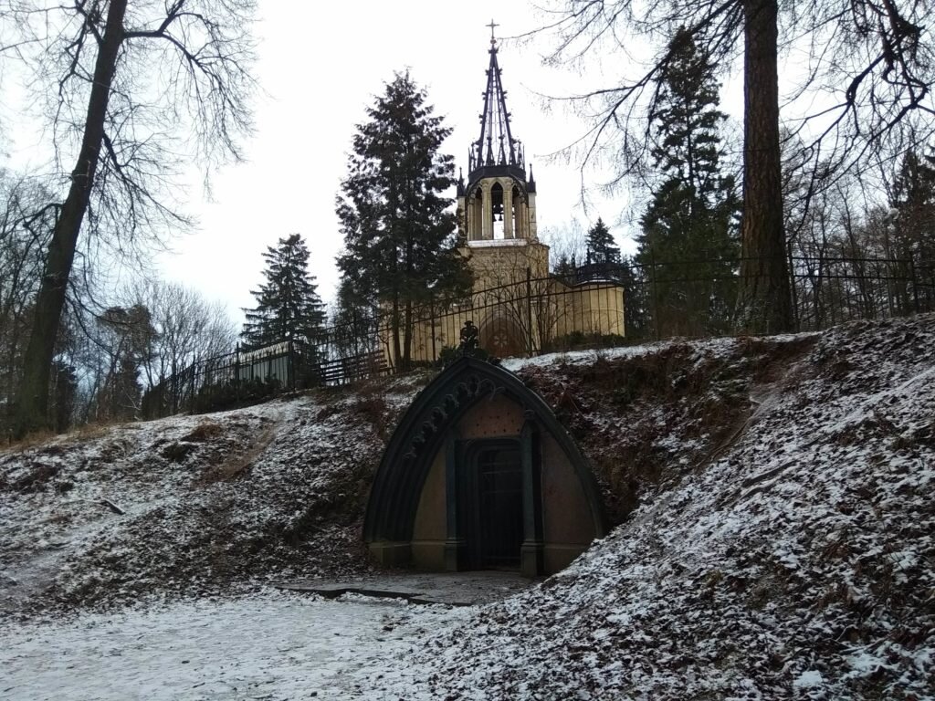 Каменная скамейка в шуваловском парке