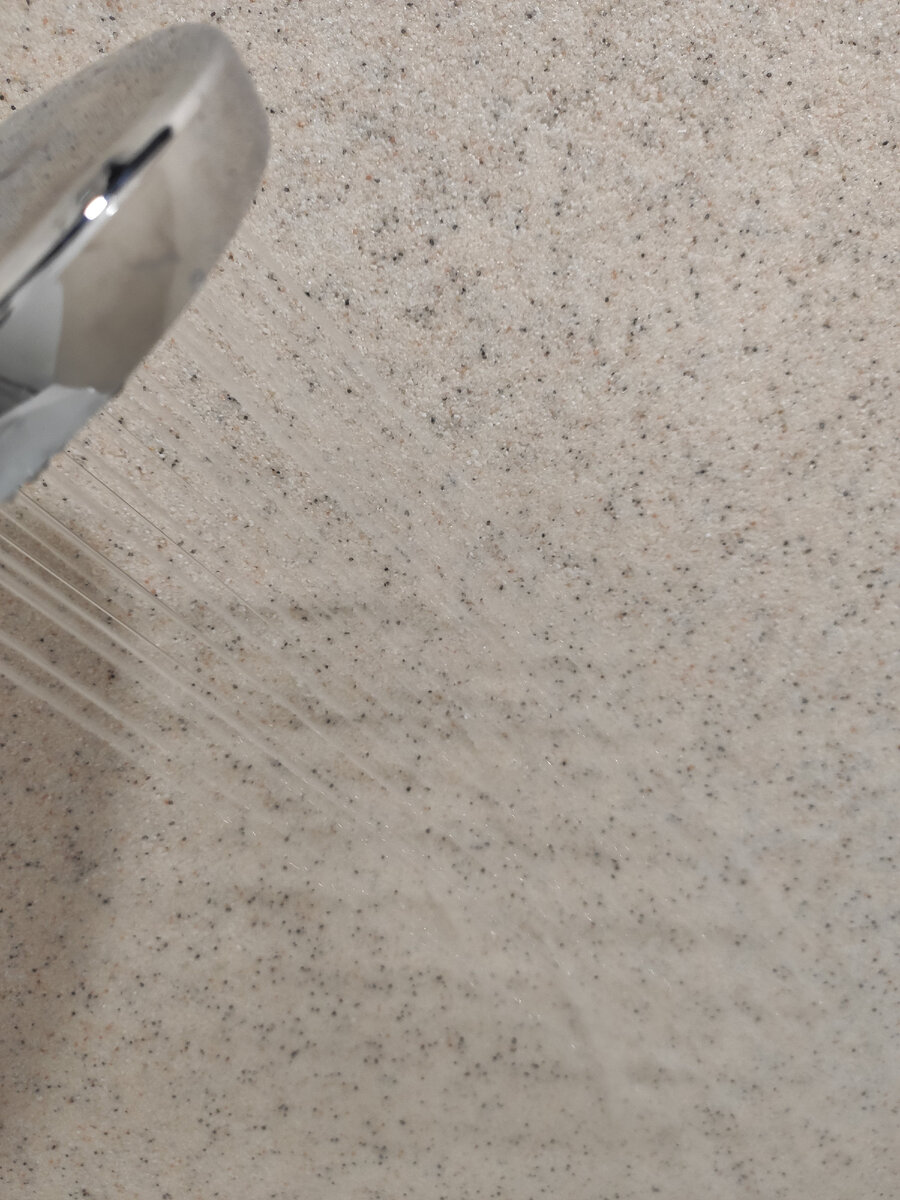 Вода не стекает как по плитке, но из-за трёх слоёв лака впитываться не должна