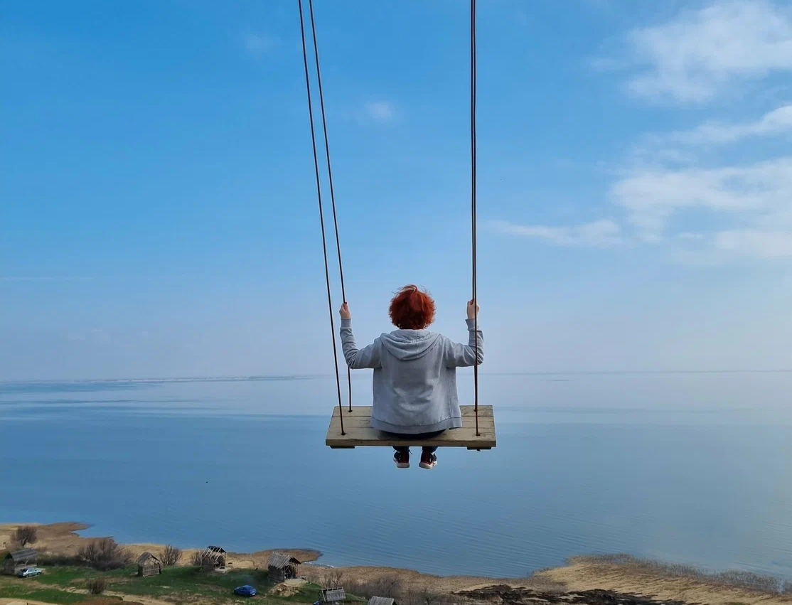 Те, кого не страшит высота, могут здесь покачаться на качелях у самого края обрыва. Фото: Мамонтова Лариса / Яндекс Карты 