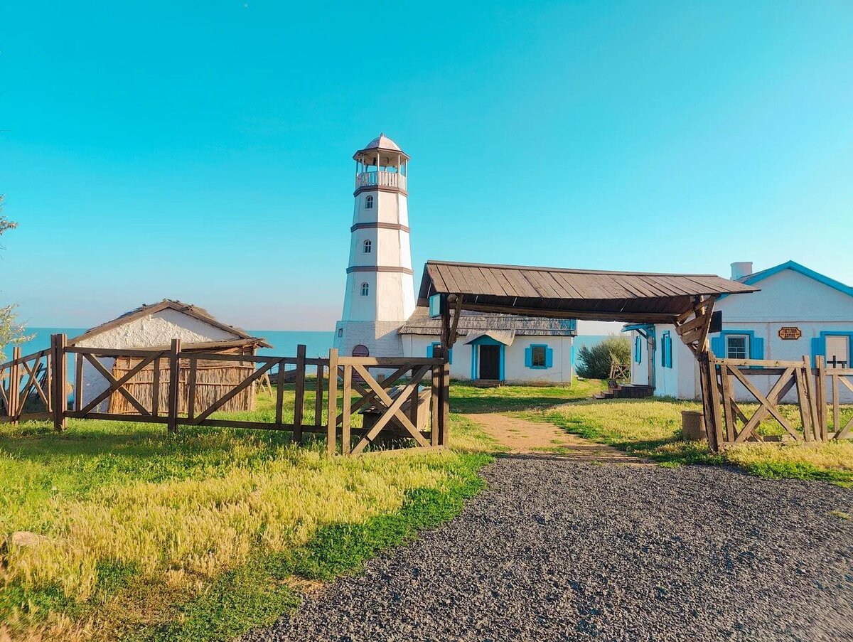 В беседках на территории можно пожарить шашлыки. С маяка открывается живописный вид на Таганрогский залив — получится сделать хорошие фотографии. Фото: Alex / Яндекс Карты