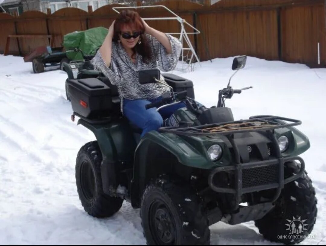 Редкое фото автора. И такую технику осваивали, было. Но квадроциклы я так и не полюбила: пристегнуться не к чему. 