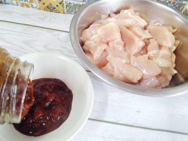    Куриное филе и баночка соуса