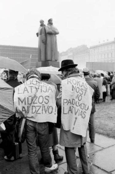 Вначале было и так... Рига, 18 ноября 1987 года. Жители города на массовом митинге протеста против попыток Вашингтона вмешиваться во внутренние дела суверенной советской республики. Надписи на спинах участников митинга: «Славься, Советская Латвия наша!», «Руки прочь от Советской Латвии!». 