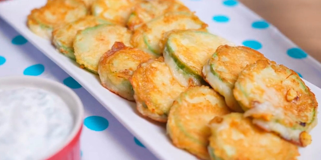 Обожаю такой рецепт из кабачков! Они получаются нежными, в середине остаются слегка хрустящими и отлично сочетаются с расплавленным сыром