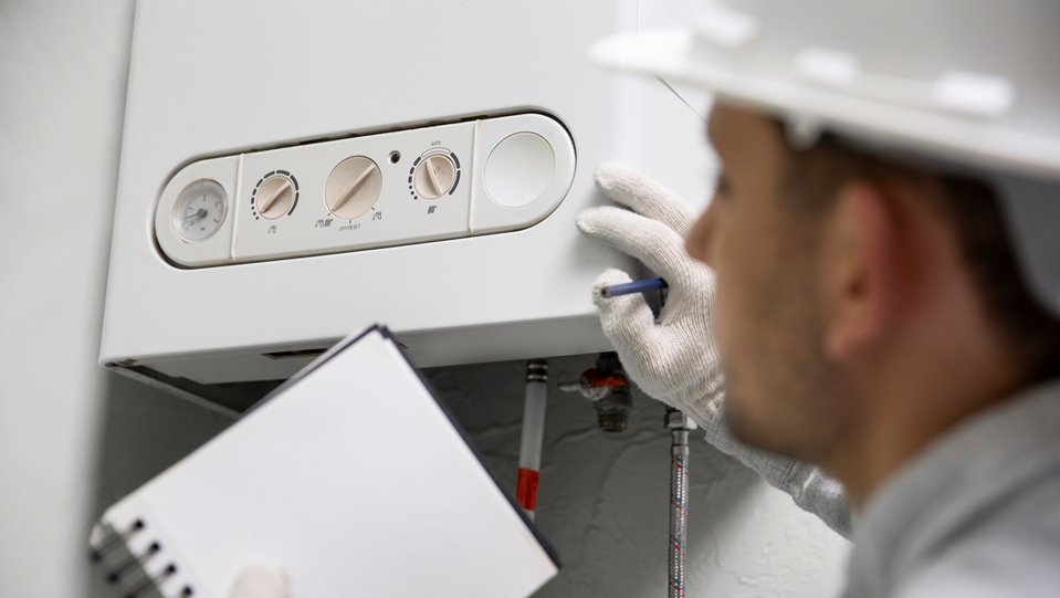 *Специалист ремонтирует котёл