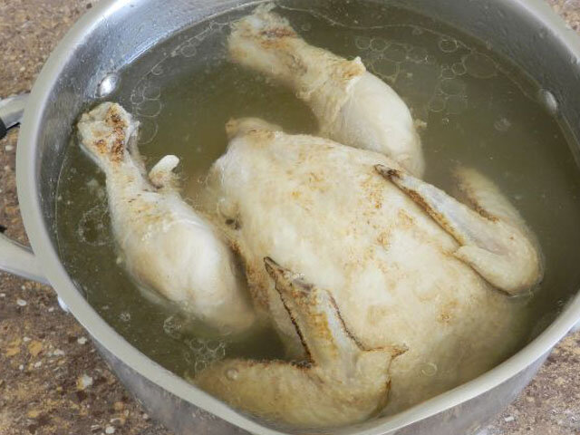 Для белкового дня отвариваем курицу без соли