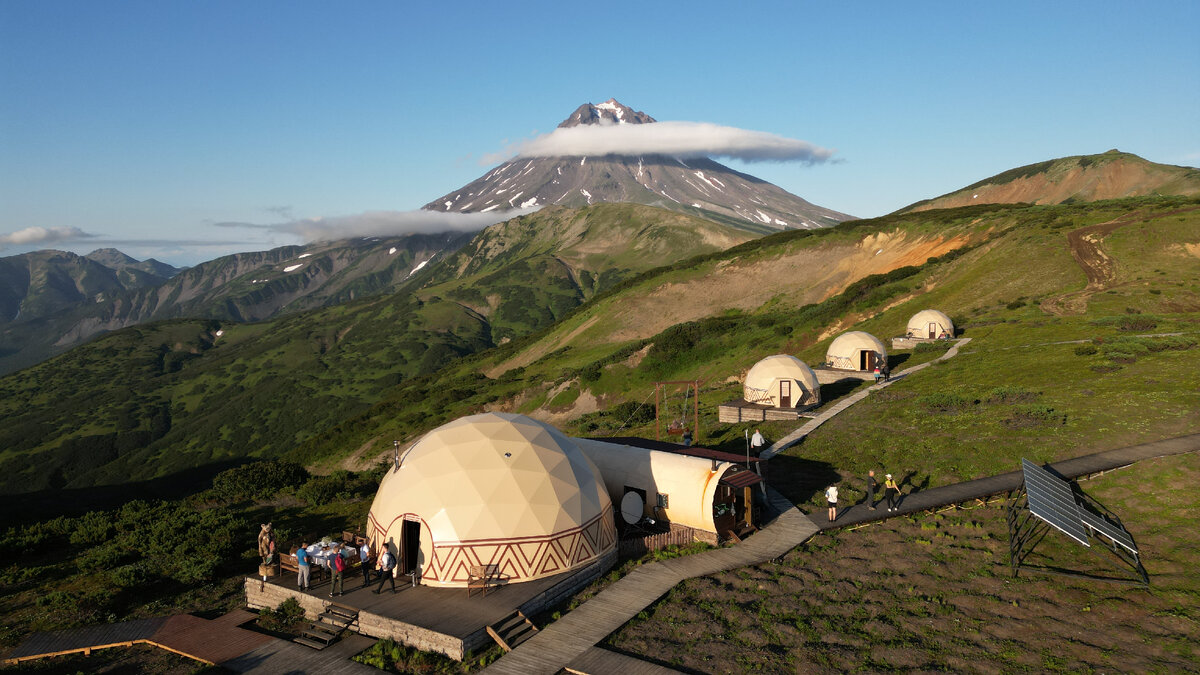 Глэмпинг с видом на Вилючинский вулкан, в котором мы живем в нашем туре