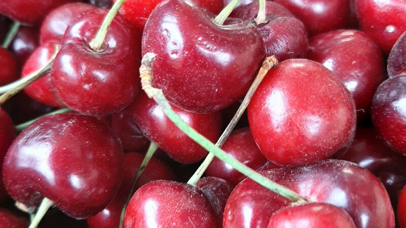     Яркую черешню и спелые персики заметили на барнаульском рынке. altapress.ru