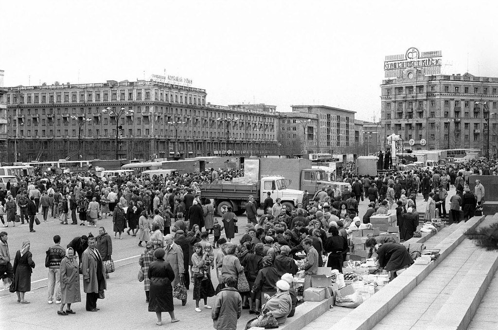 1992 год. Челябинск, Площадь Революции...