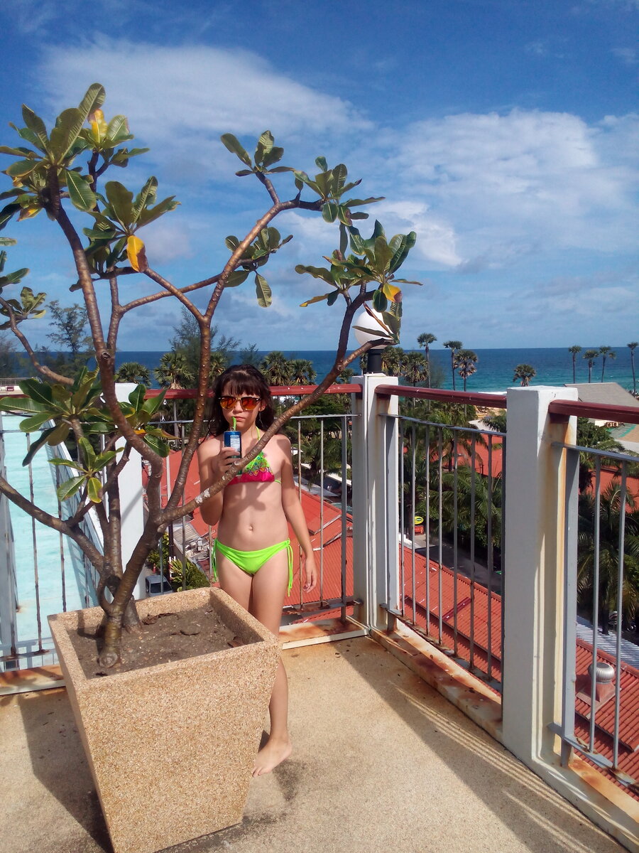 Вид с крыши, где бассейн