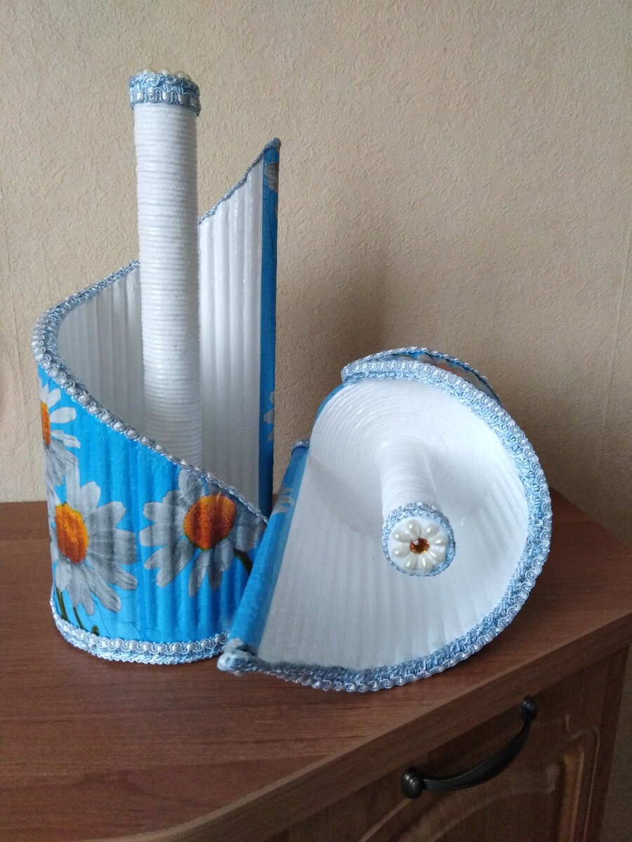 Центральная трубка (картонная втулка, декорированная шнуром) сверху украшена "ромашкой" из жемчуга и стразов.