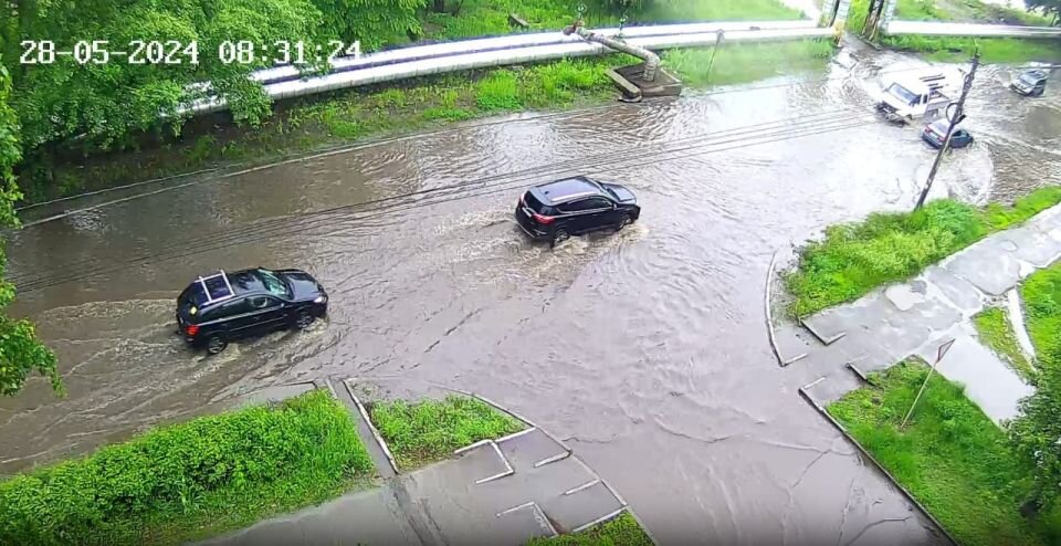    Лужи в Бийске. Источник: скриншоты с камер "Сотрудника", digibi.ru