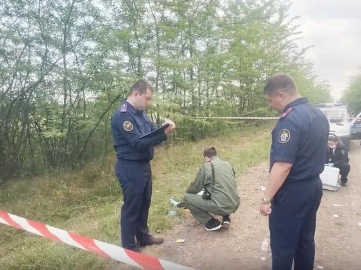    Место происшествия, где во время проверки документов мужчина смертельно ранил сотрудника патрульно-постовой службы краснодарского управления МВД в районе посёлка Водники Краснодарского края© СУ СКР по Краснодарскому краю