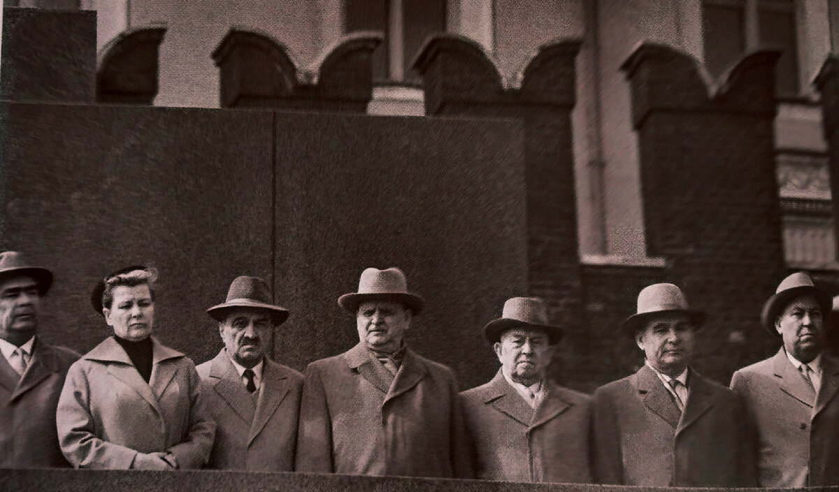 Е. А. Фурцева на трибуне Мавзолея. Слева от нее Л. И. Брежнев, справа А. И. Микоян