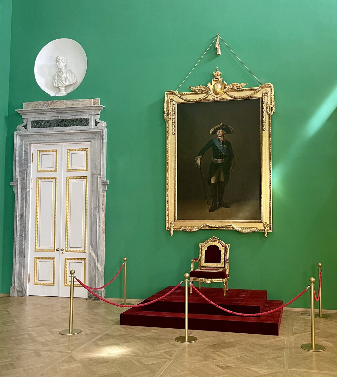 Интерьеры Михайловского замка и галереи.