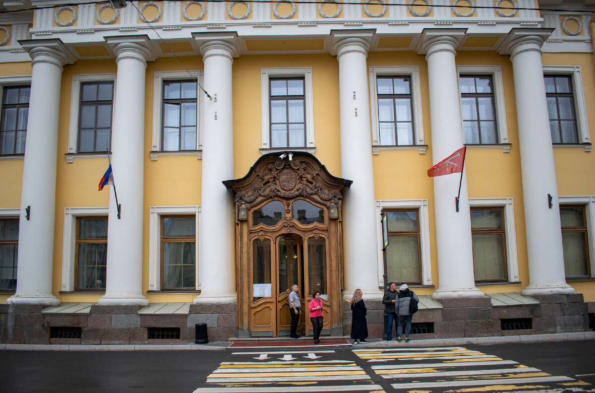 Княжеский герб искусно вырезанный из тёмного дуба укреплён над массивными парадными дубовыми дверьми. Фотография автора статьи.