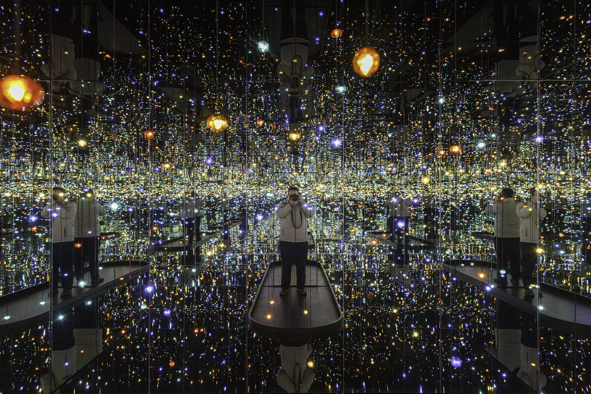 Яёи Кусама "Зеркальные комнаты бесконечности" ("Infinity Mirror Room")