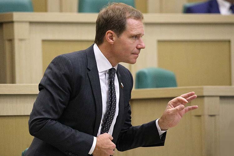    Андрей Кутепов высказал пожелание, чтобы транспортные средства не росли в цене, но при этом могли конкурировать с иностранными марками. «В идеале» компоненты иностранных автомобилей, которые продаются в России, должны производиться в стране, мечтал сенатор.   
Фото: «БИЗНЕС Online»