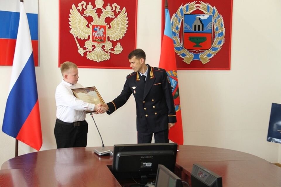    Награждение алтайского школьника. Источник: ГУ МВД по Алтайскому краю