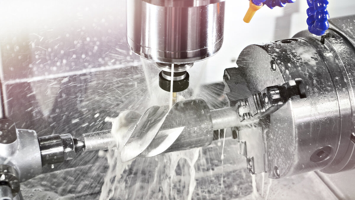 Смазочно-охлаждающие жидкости. Источник изображения: Sergey Ryzhov / shutterstock.com