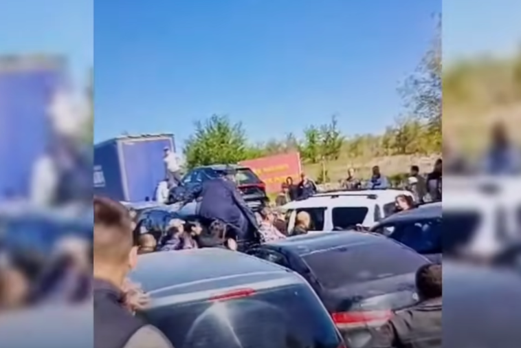 В сети распространяется видео на кадрах которого видно как выходцы из Таджикистана устроили драку на казахстанско-российской границе.-2