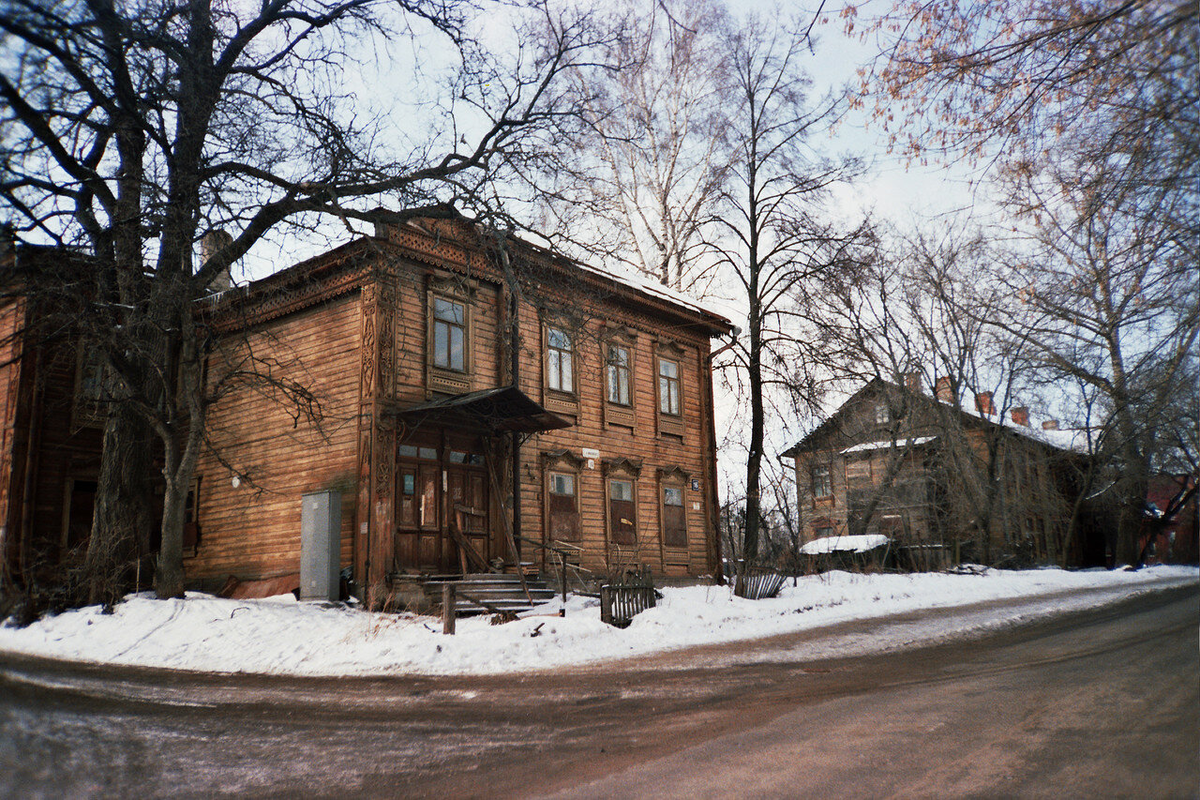 Это на улице Айвазовского, между Овражной и Низенькой, на пригорке. 2004
