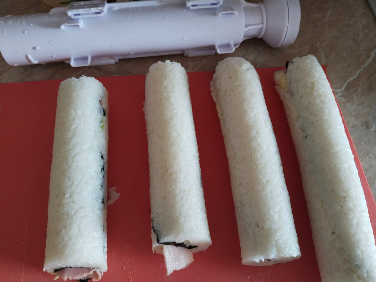 Вот такие "колбаски" получаются из прибора для изготовления суши.