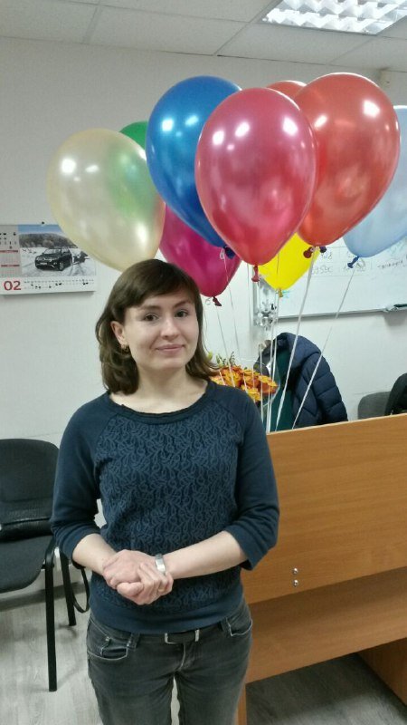 Автор блога на работе, куда меня взяли в конце 2016 года,  я там проработала до начала ноября 2018 года (шарики и цветы не мои и к работе не относятся, у меня были длинные волосы, а я коротко подстриглась, вот и фоткалась) 